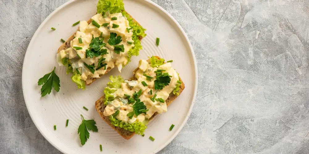 Egg salad with creamy sauce - recipe | FoodPal