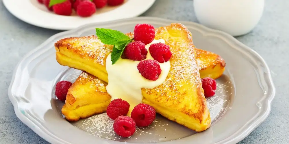 French toast with raspberry cream - recipe | FoodPal