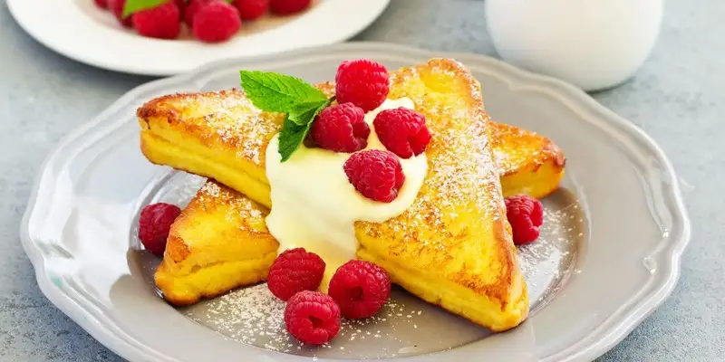 French toast with raspberry cream
