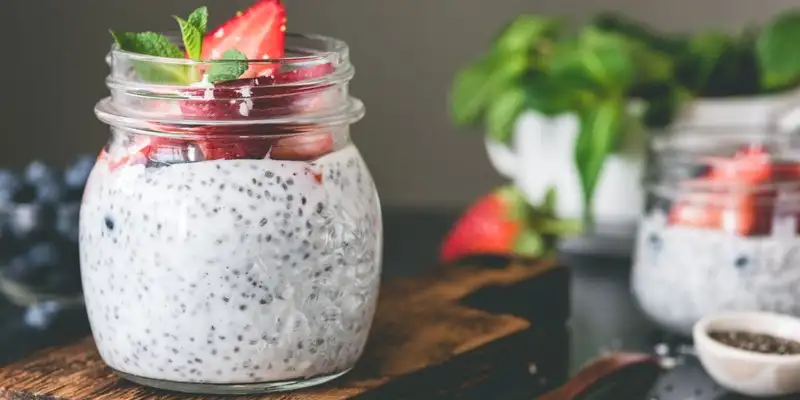 Budino di fragole alla chia vegano e keto Budino di fragole alla chia vegano e keto