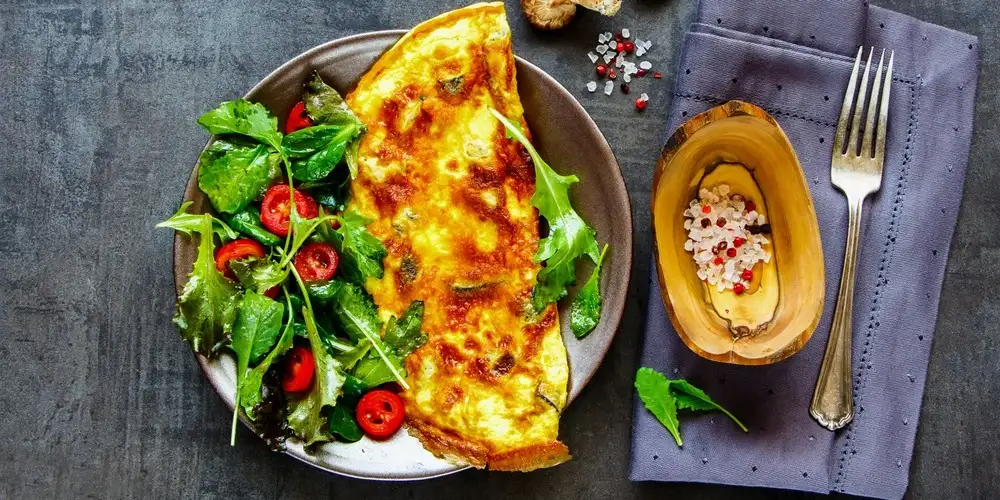Quick protein salad with egg - recipe | FoodPal