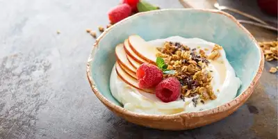 Plato de requesón con manzana y frambuesas