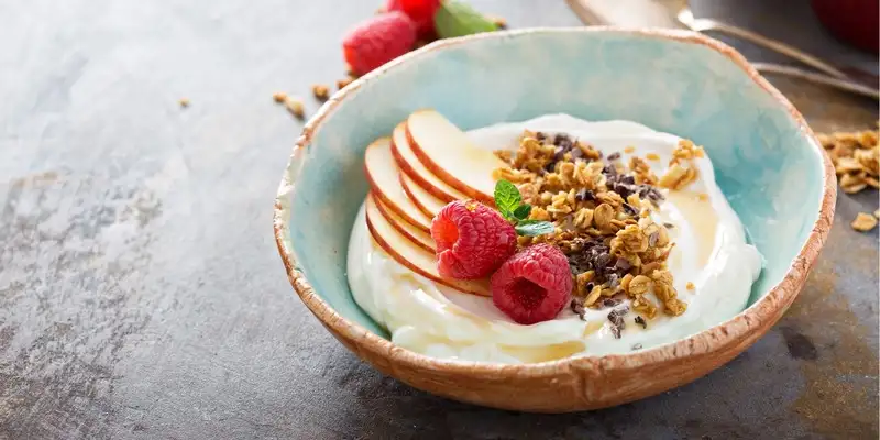 Prato de Quark com maçã e framboesas