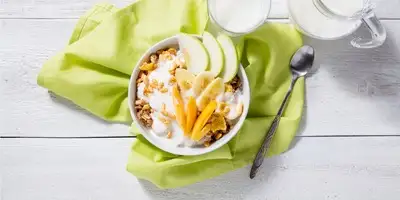 Plato de requesón con manzana y plátano