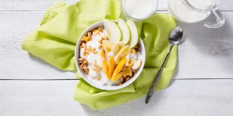 Plato de requesón con manzana y plátano