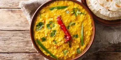 Sartén de curry de coco con batatas y huevo