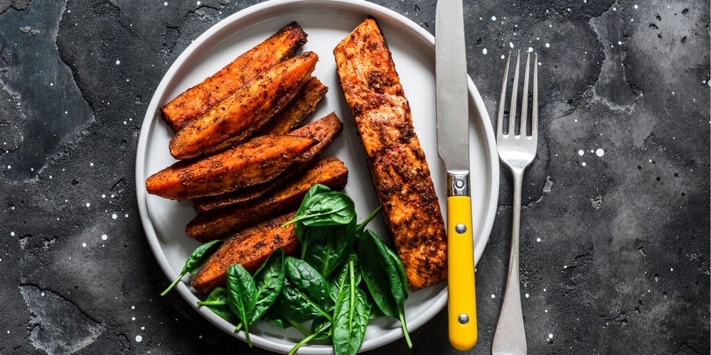 Lachs mit Süßkartoffel und Salat - Rezept | FoodPal