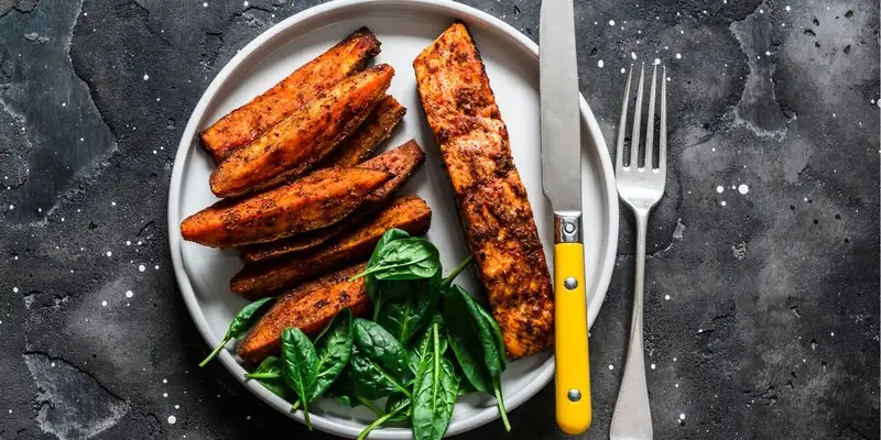 Łosoś ze słodkim ziemniakiem i sałatką