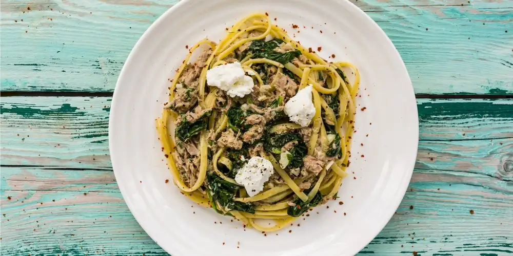 Ribbon noodles with tuna and fresh spinach - recipe | FoodPal