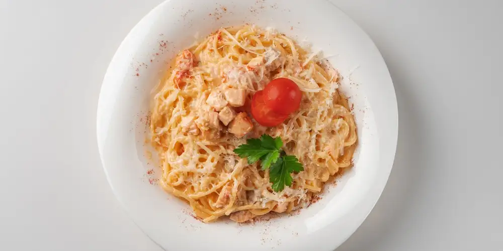 Shirataki noodles in tomato-salmon cream - recipe | FoodPal