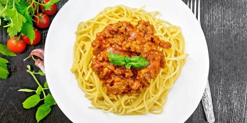 Tagliatelle shirataki in salsa di pomodoro con carne macinata