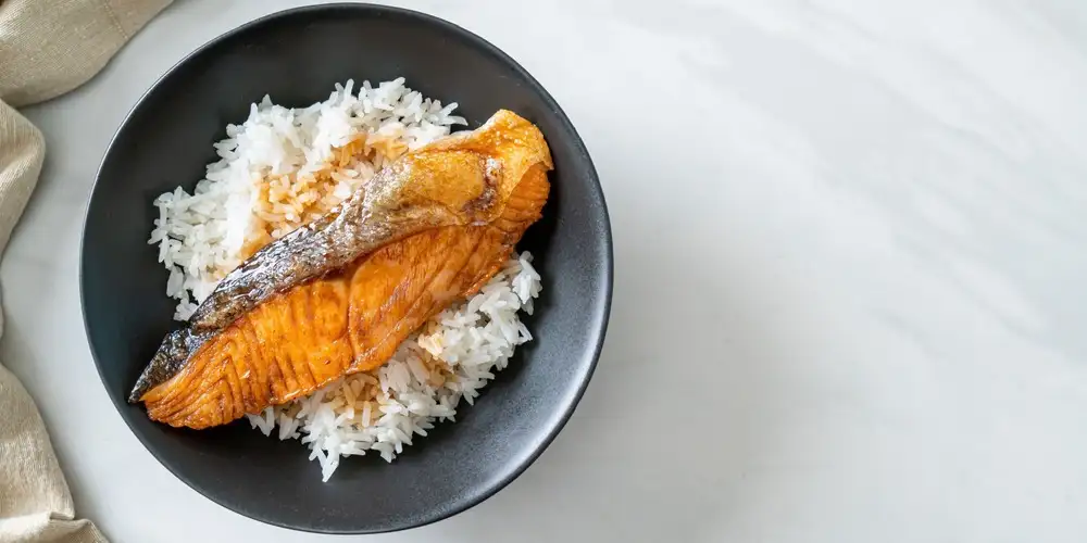 Poached salmon with cauliflower rice - recipe | FoodPal