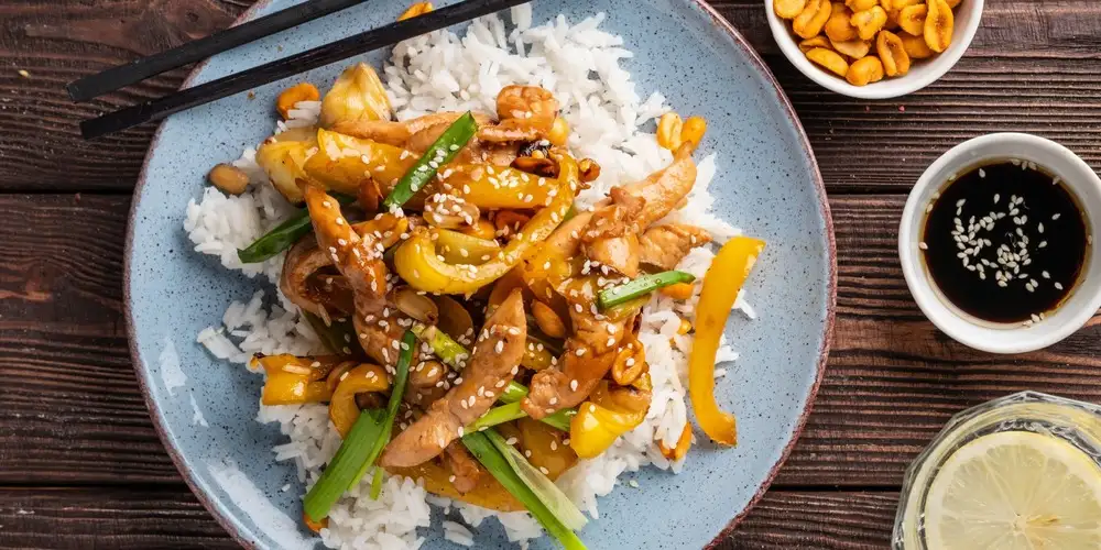 Thai chicken salad with cauliflower rice - recipe | FoodPal