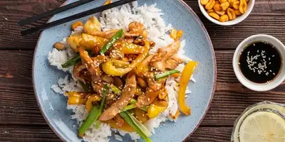 Tajska sałatka z kurczaka z ryżem kalafiorowym